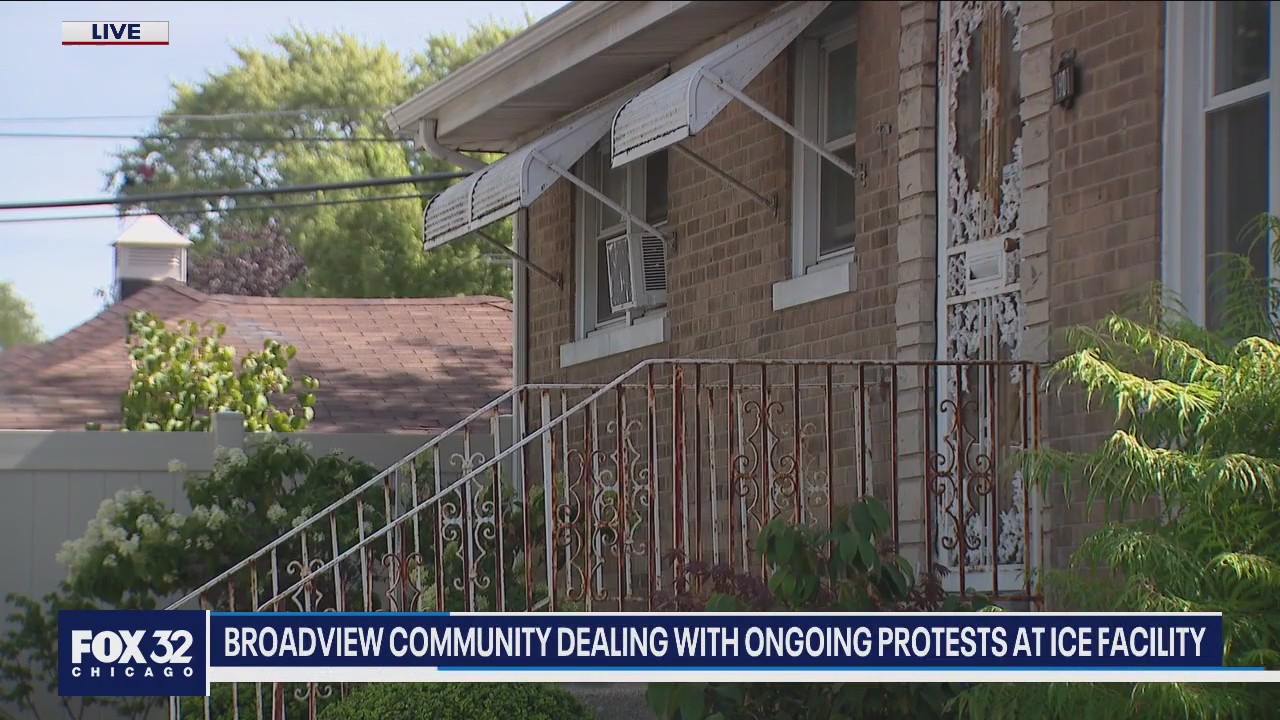 Broadview community dealing with ongoing protests a ICE facility | The Chicago Report